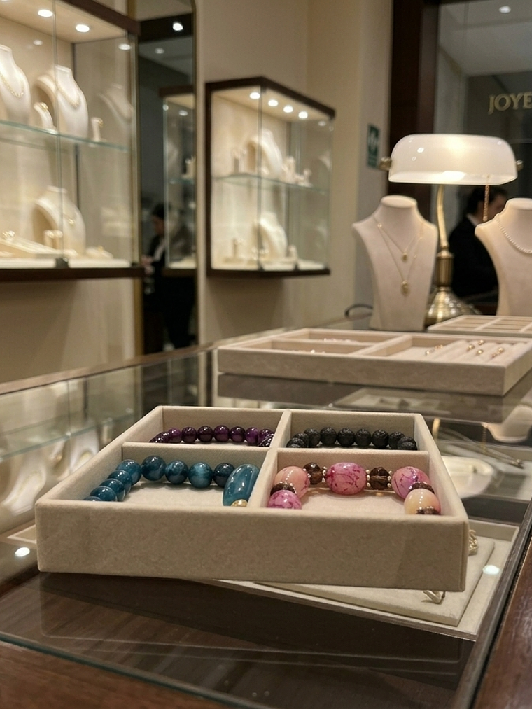 BANDEJAS EN TERCIOPELO DE 21X12 CM PARTICIONADA 4