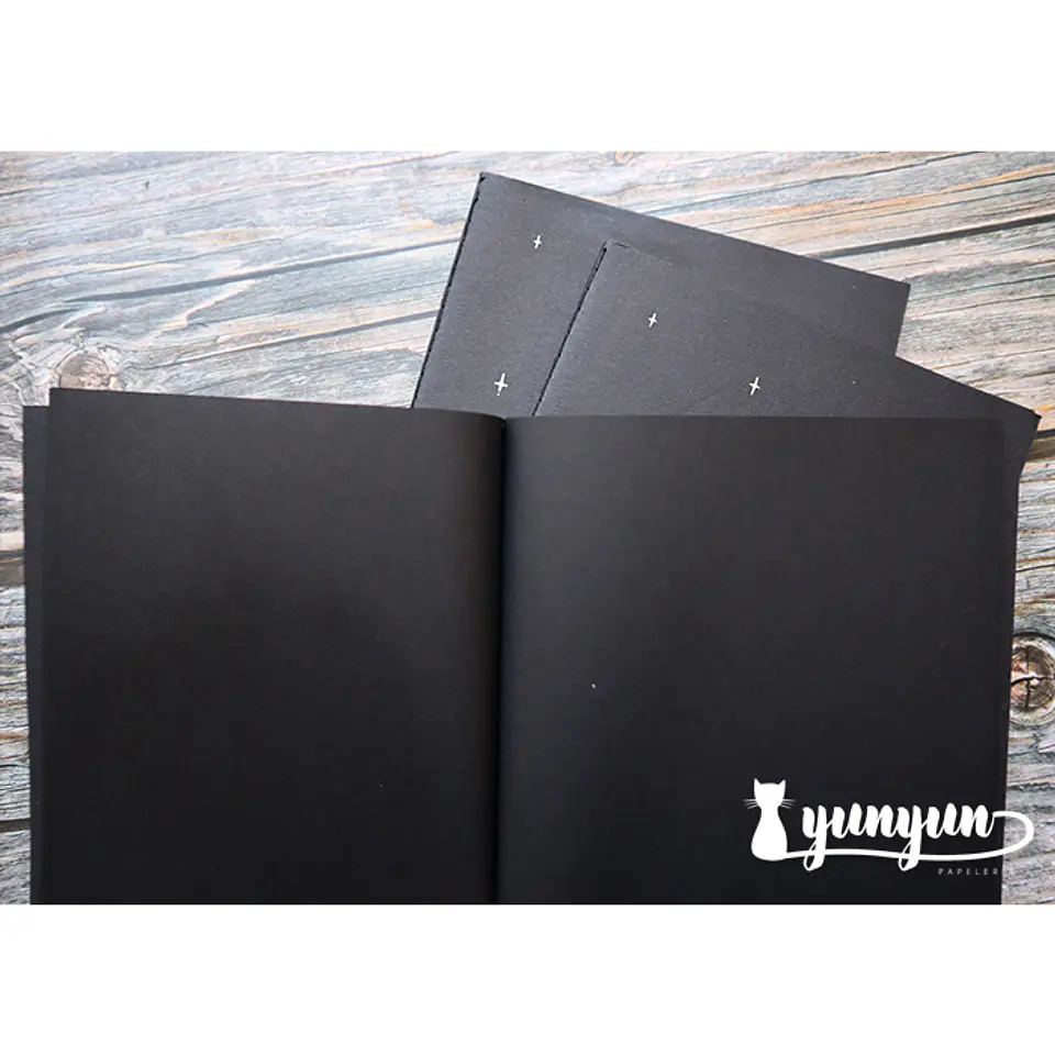 Libreta Hojas Negras - 25x18cm 2