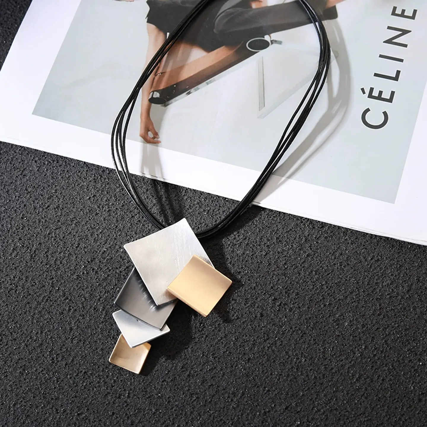 COLLAR 136 2
