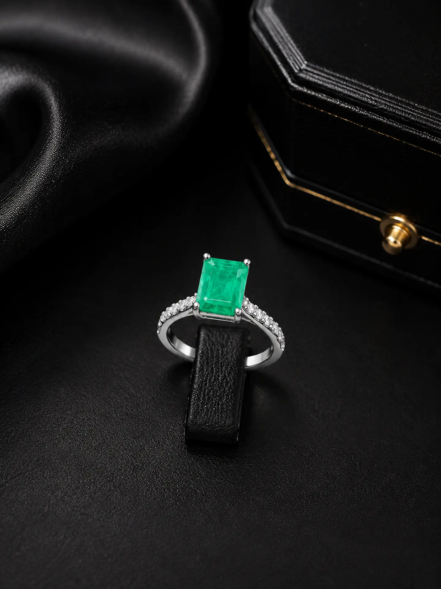 Anillo en Plata con Esmeraldas  1