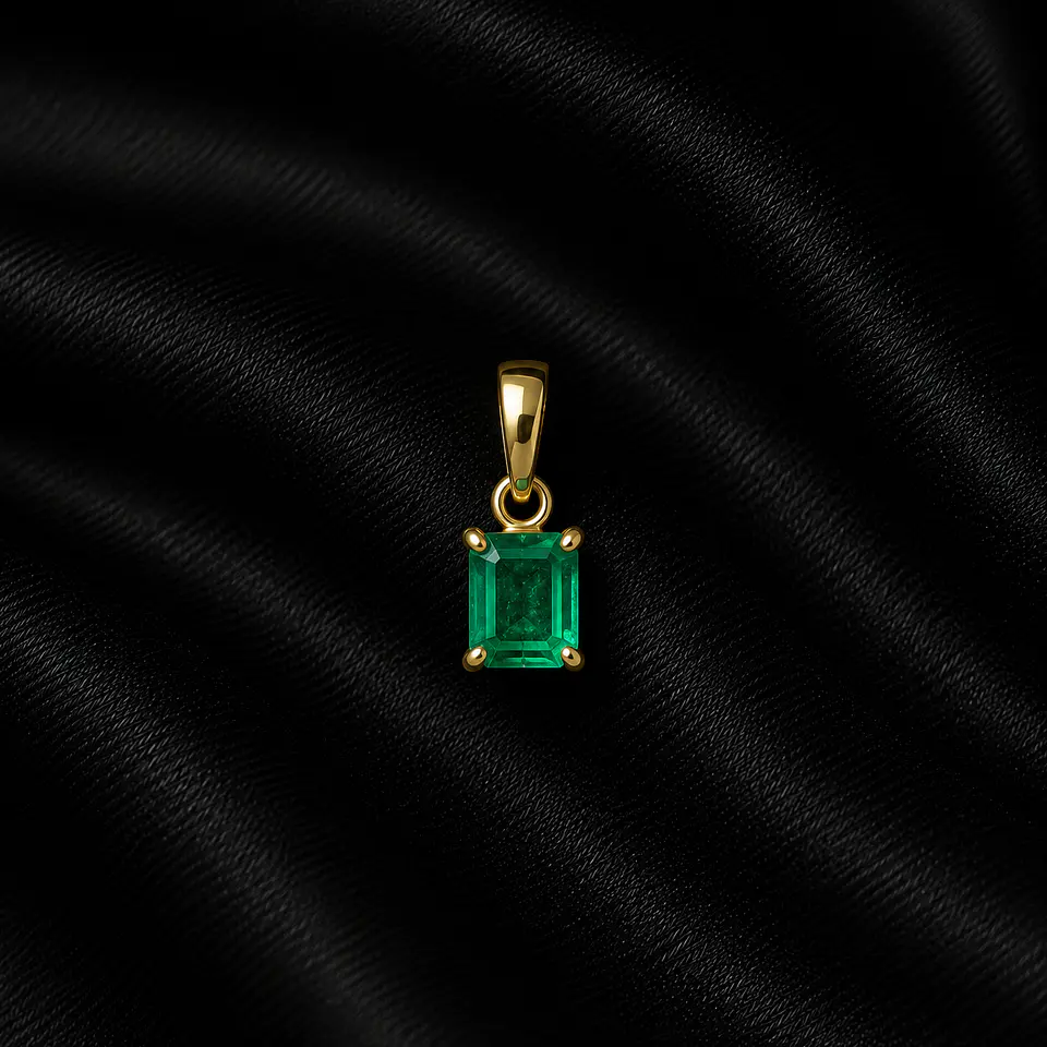 Dije en oro con esmeralda 1