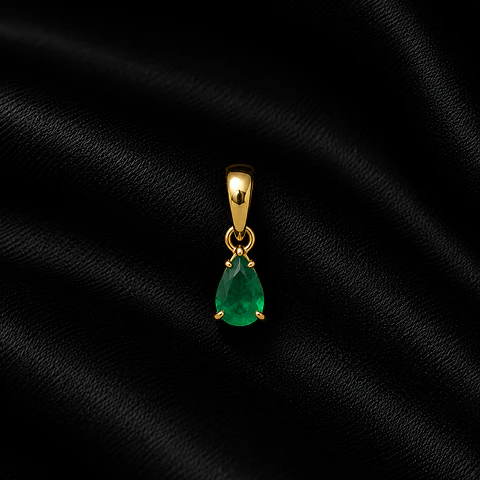 Dije en oro con esmeralda