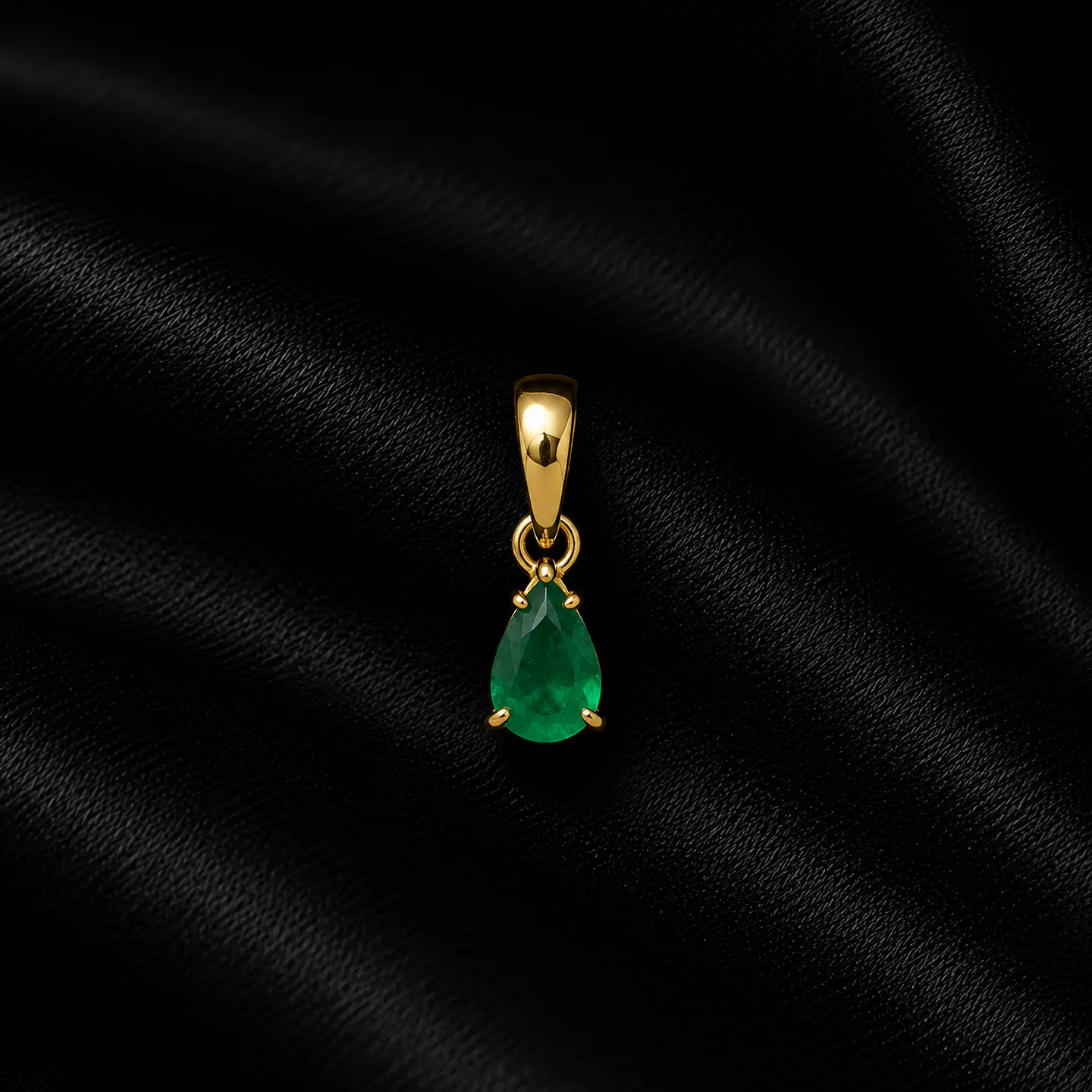 Dije en oro con esmeralda 1