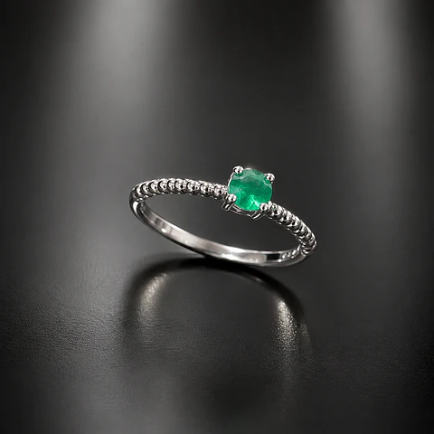 Anillo en plata con esmeraldas