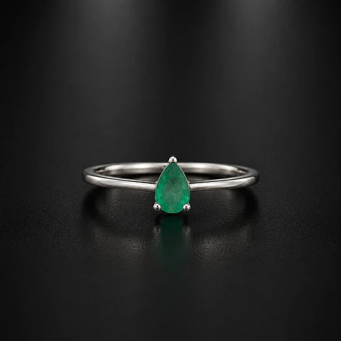 Anillo en plata con esmeraldas