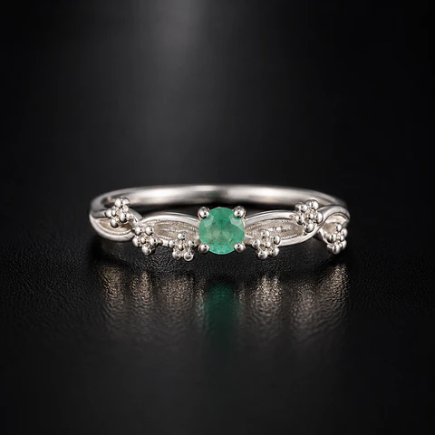 Anillo en plata con esmeraldas