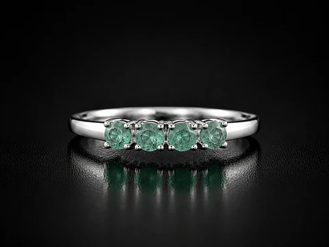 Anillo en plata con esmeraldas