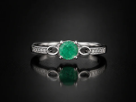 Anillo en plata con esmeraldas