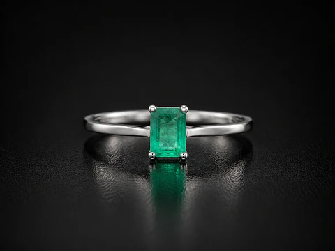 Anillo en plata con esmeraldas