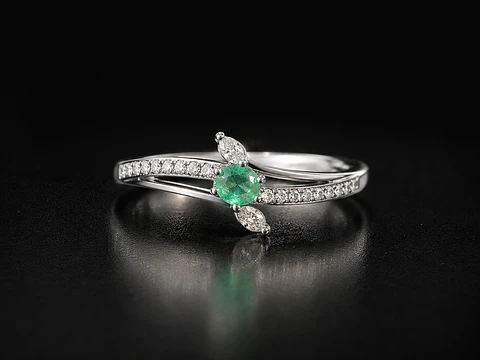 Anillo en plata con esmeraldas