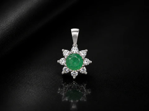 Dije en plata con esmeralda