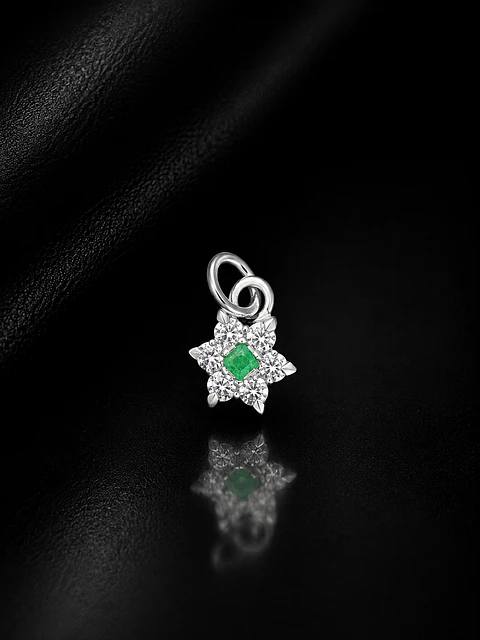 Dije en plata con esmeralda