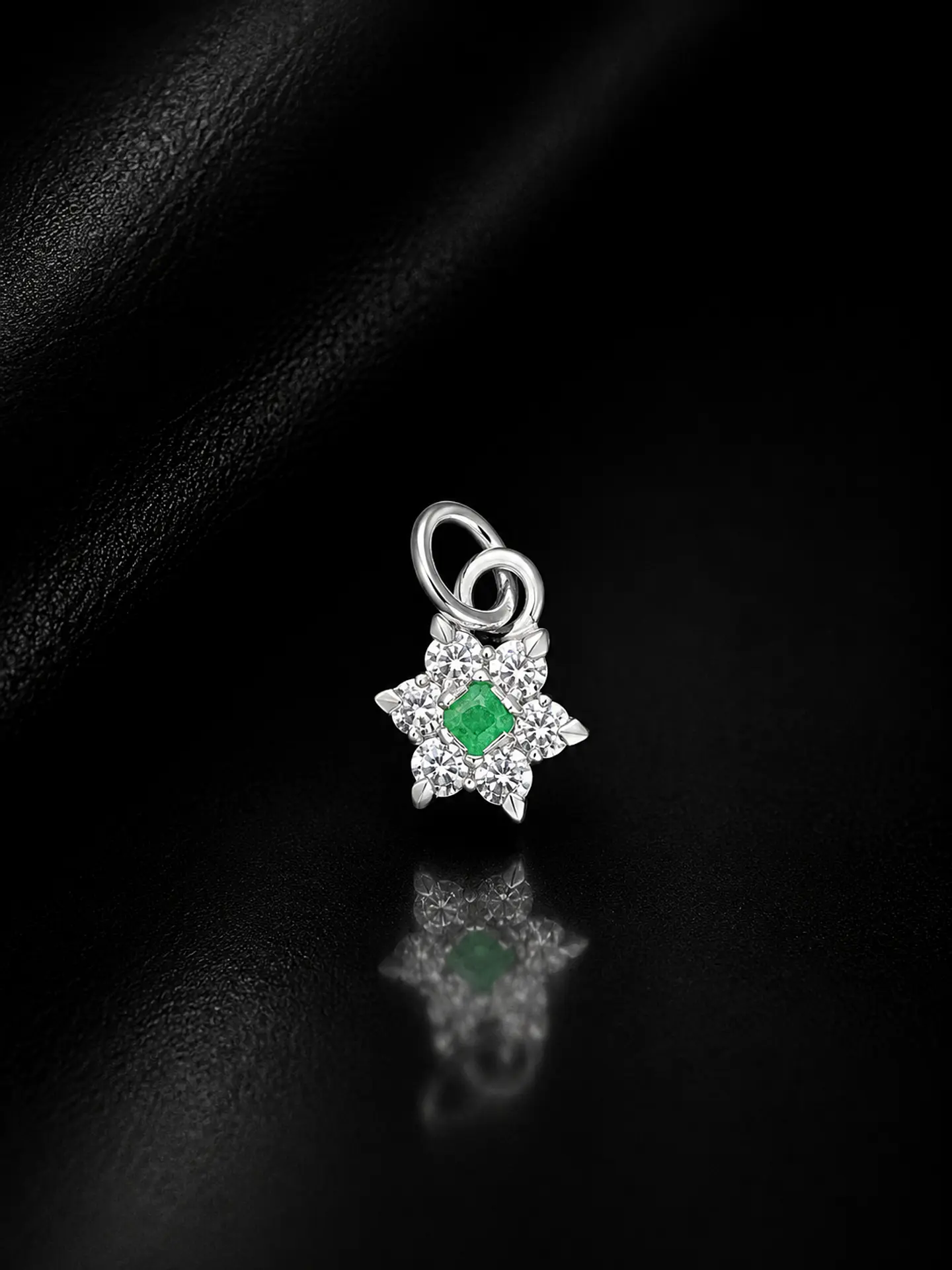 Dije en plata con esmeralda 1