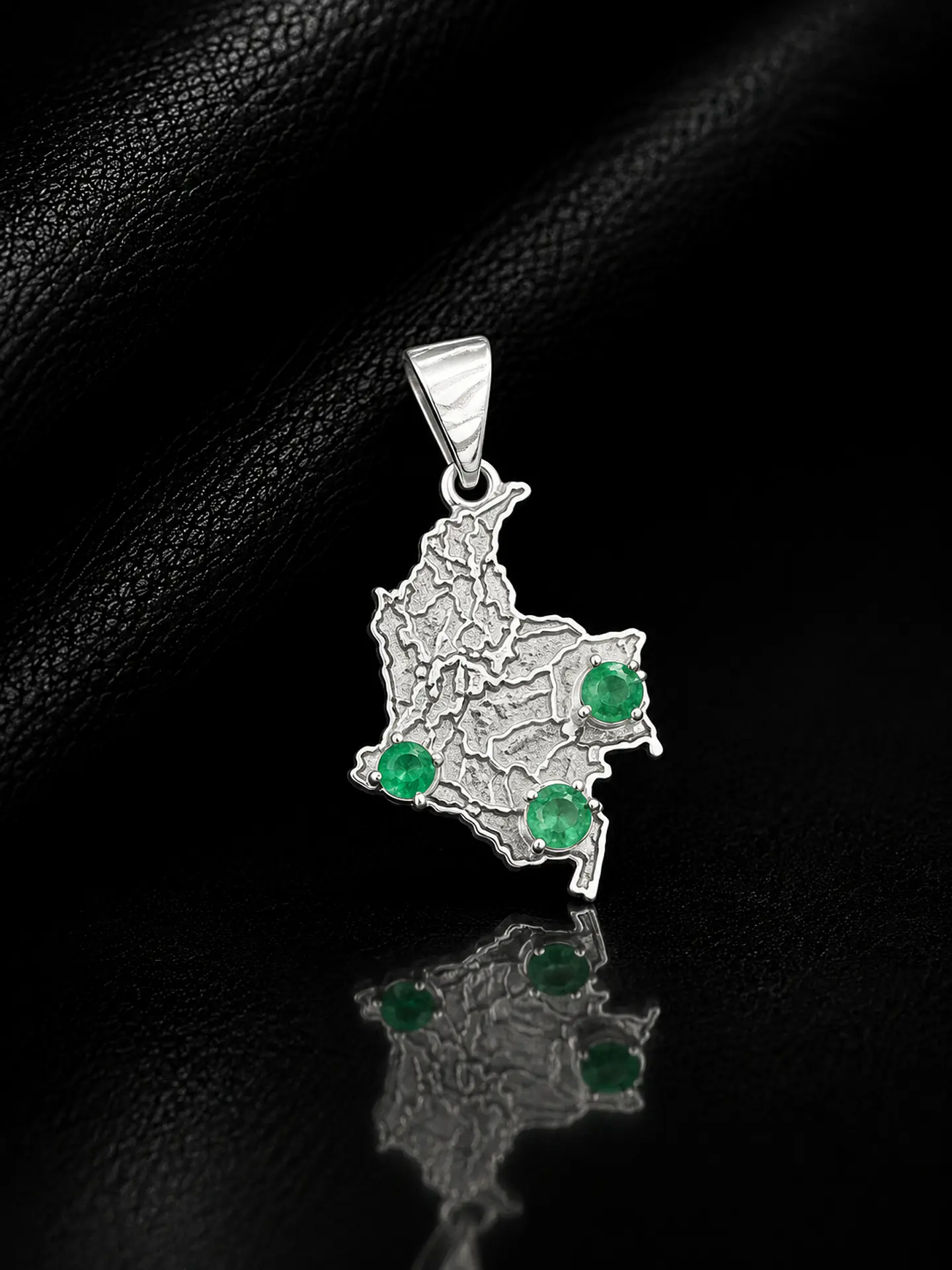 Dije en plata con esmeralda 1