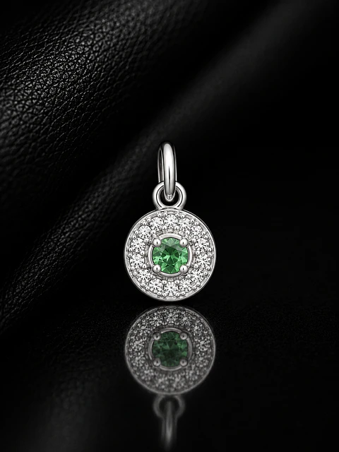 Dije en plata con esmeralda