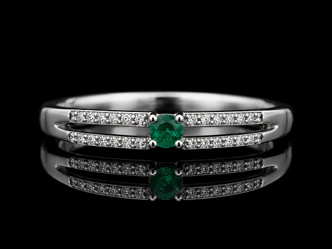 Anillo en plata con esmeraldas