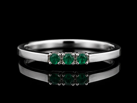 Anillo en plata con esmeraldas
