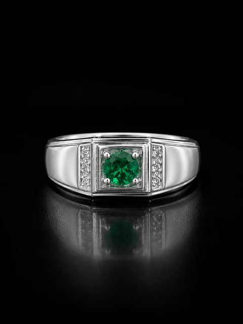 Anillo en plata con esmeraldas