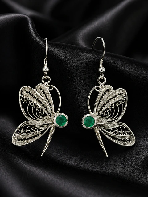 Aretes en forma de mariposas en filigrana con esmeralda
