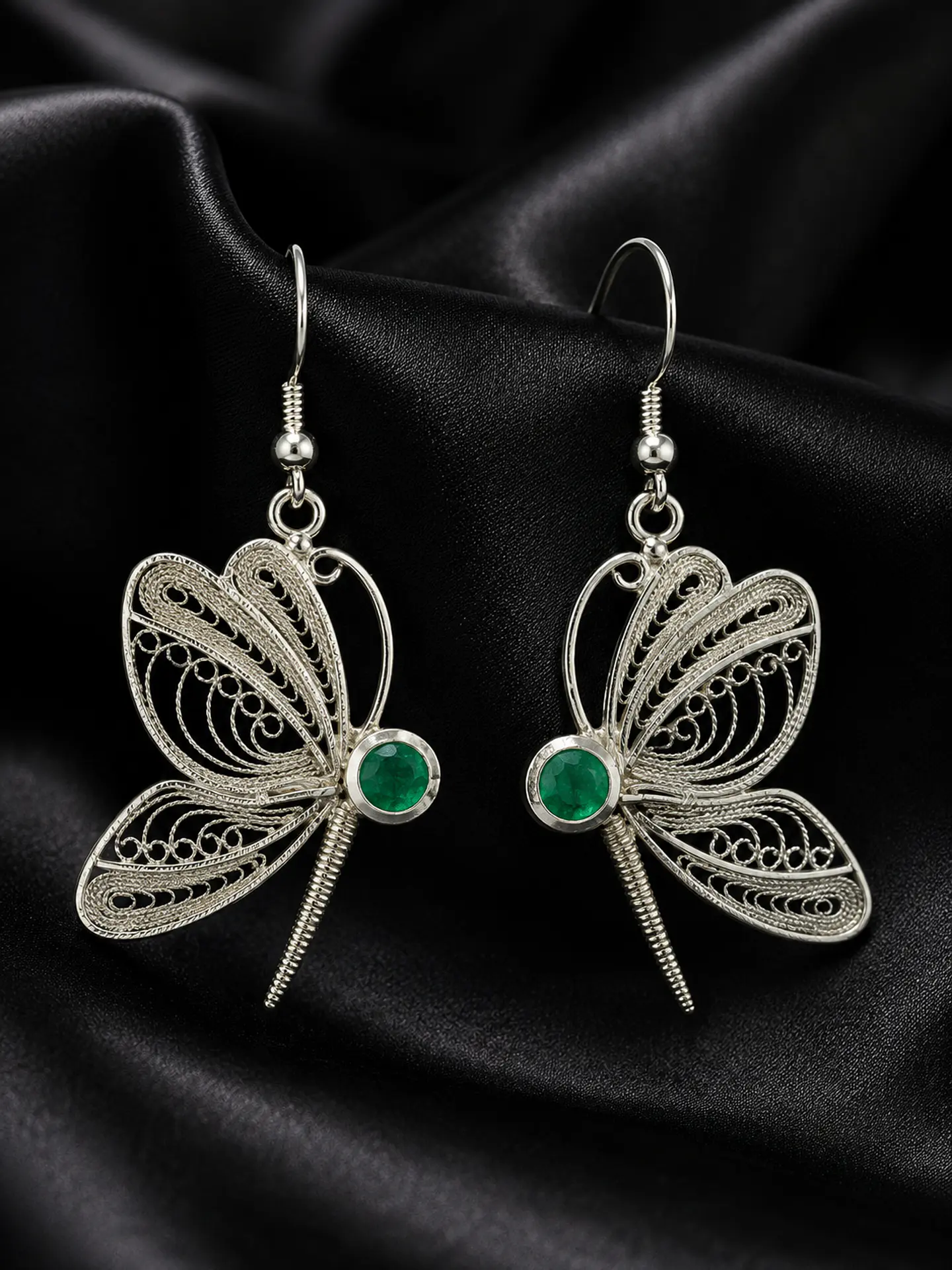 Aretes en forma de mariposas en filigrana con esmeralda 1