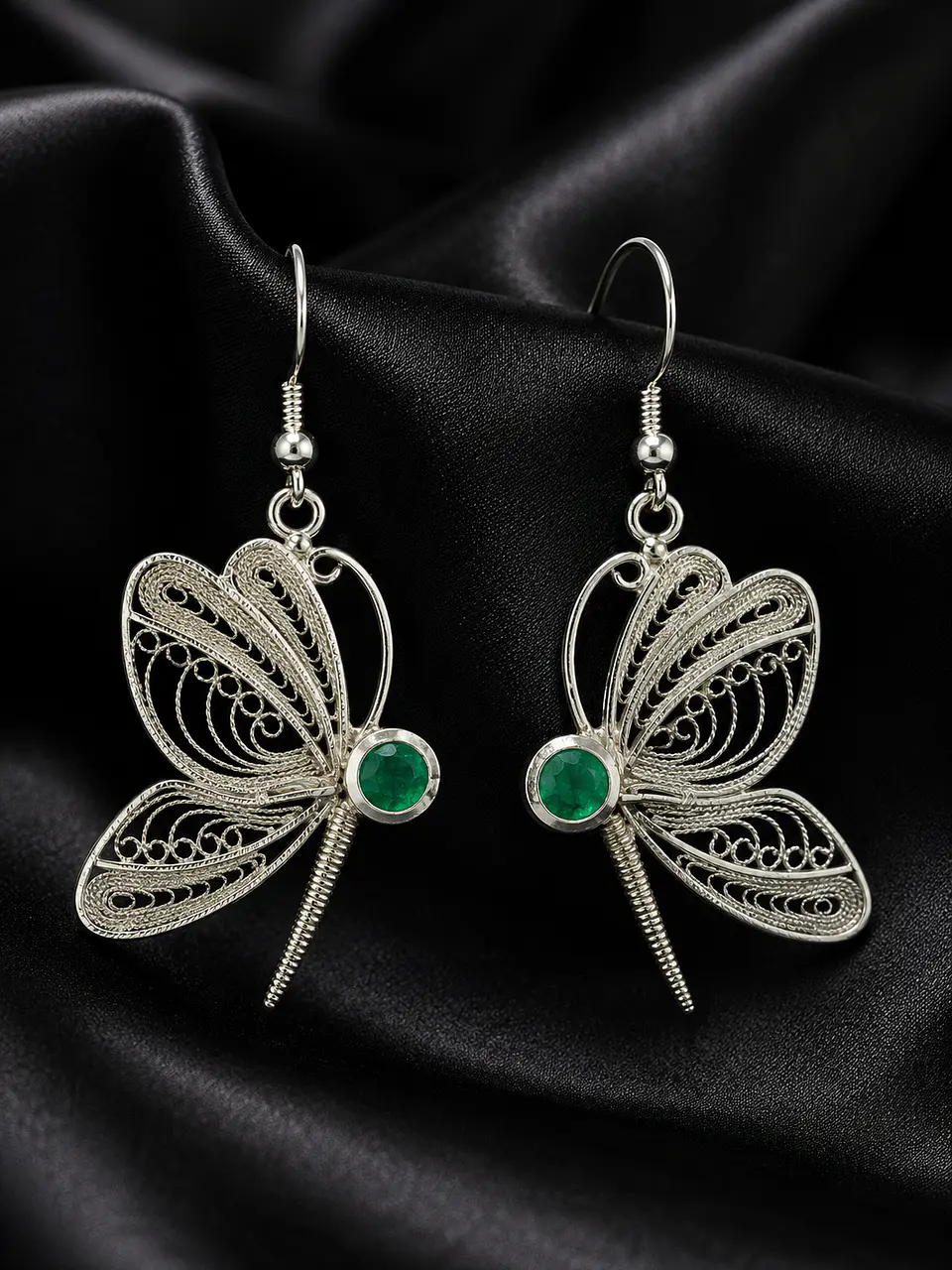 Aretes en forma de mariposas en filigrana con esmeralda 1