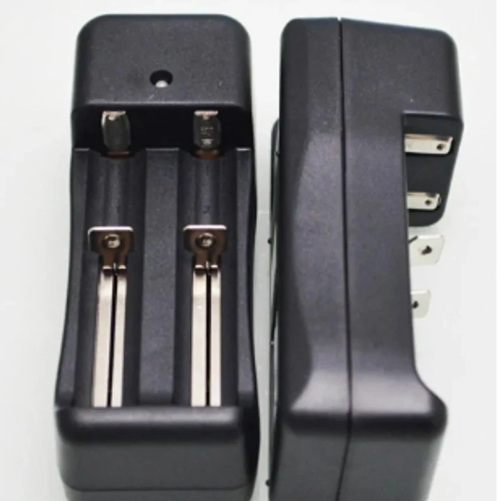 CARGADOR UNIVERSAL PARA 2 BATERIAS 18650 - 6340 -18500 2