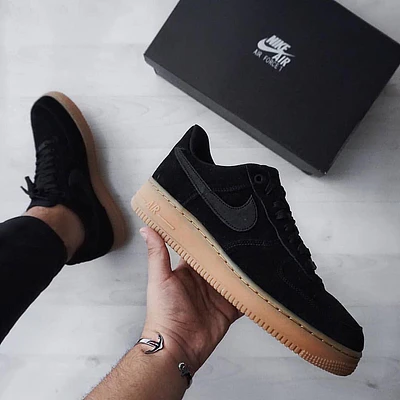 NIKE AIR FORCE 1 07 BLACK/GUM