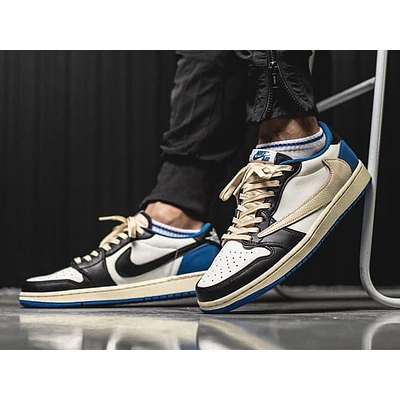 JORDAN RETRO 1 LOW TRAVIS SCOTT x FRAGMENT