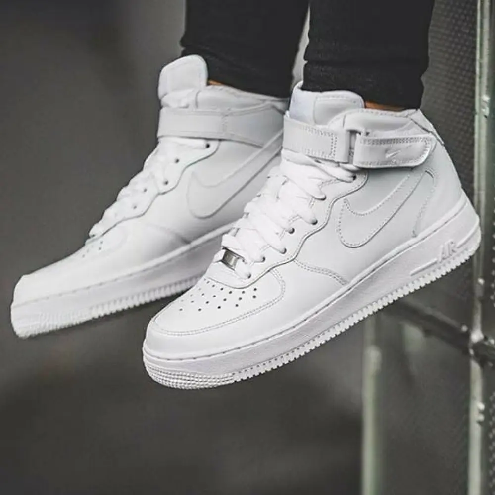 NIKE AIR FORCE 1 TRIPLE WHITE MID