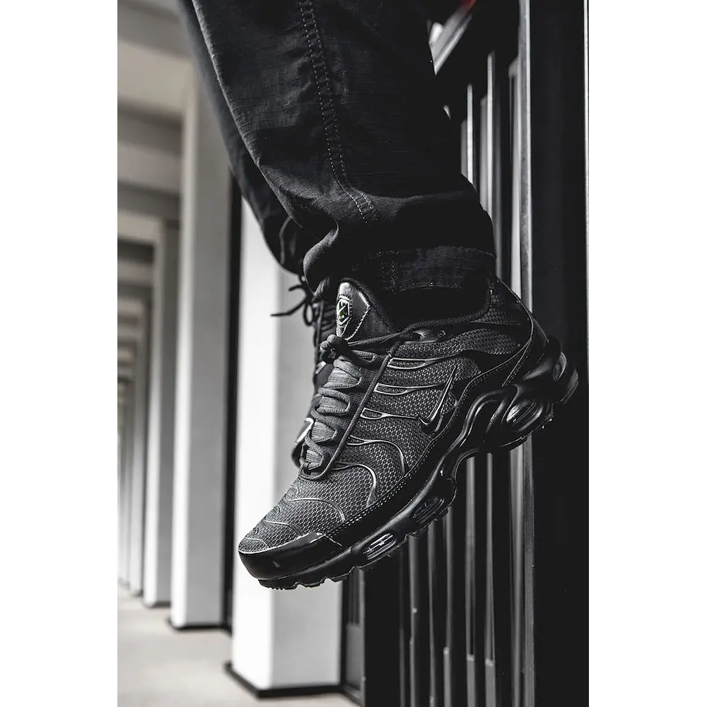 NIKE AIR MAX PLUS TRIPLE BLACK
