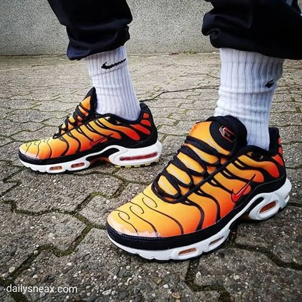 NIKE AIR MAX PLUS TN FIRE