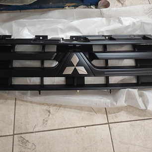 MÁSCARA MITSUBISHI MONTERO