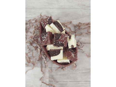 Medio Huevo relleno de chocolate regional Oreo