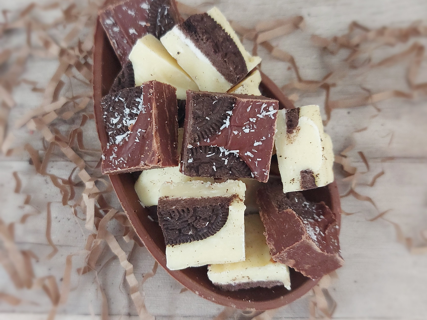 Medio Huevo relleno de chocolate regional Oreo 1