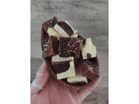 Medio Huevo relleno de chocolate regional Oreo