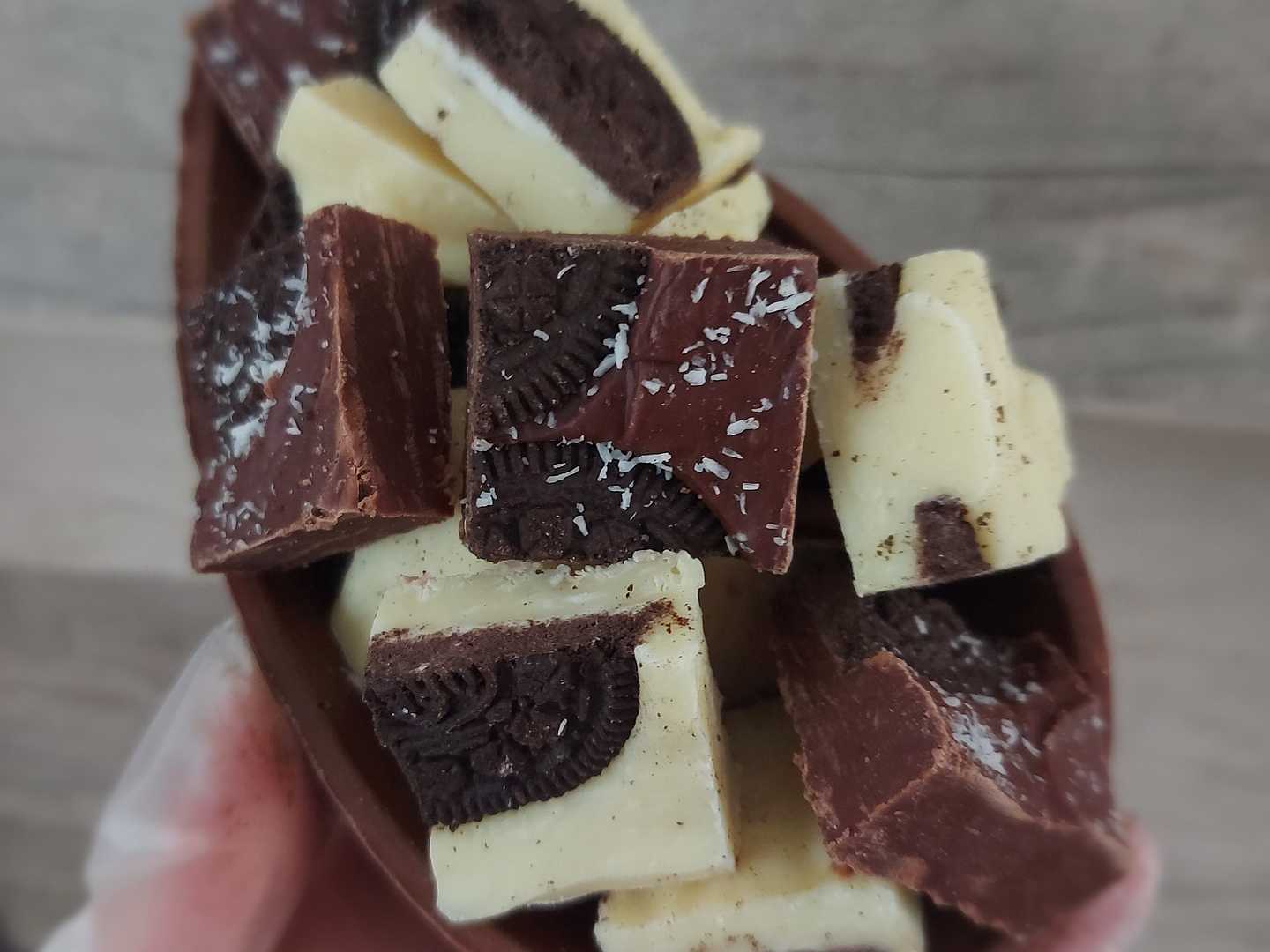 Medio Huevo relleno de chocolate regional Oreo 2