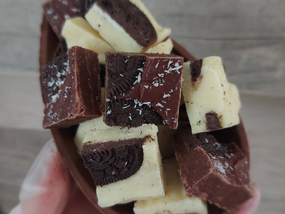 Medio Huevo relleno de chocolate regional Oreo 2