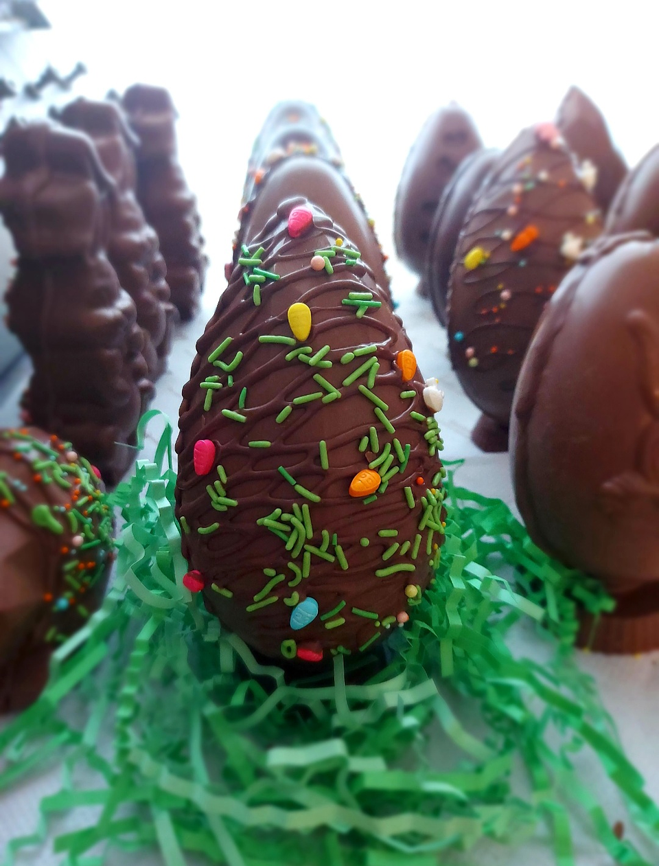 Huevo 17 cm RELLENO , diseño virutas de fantasia. 1