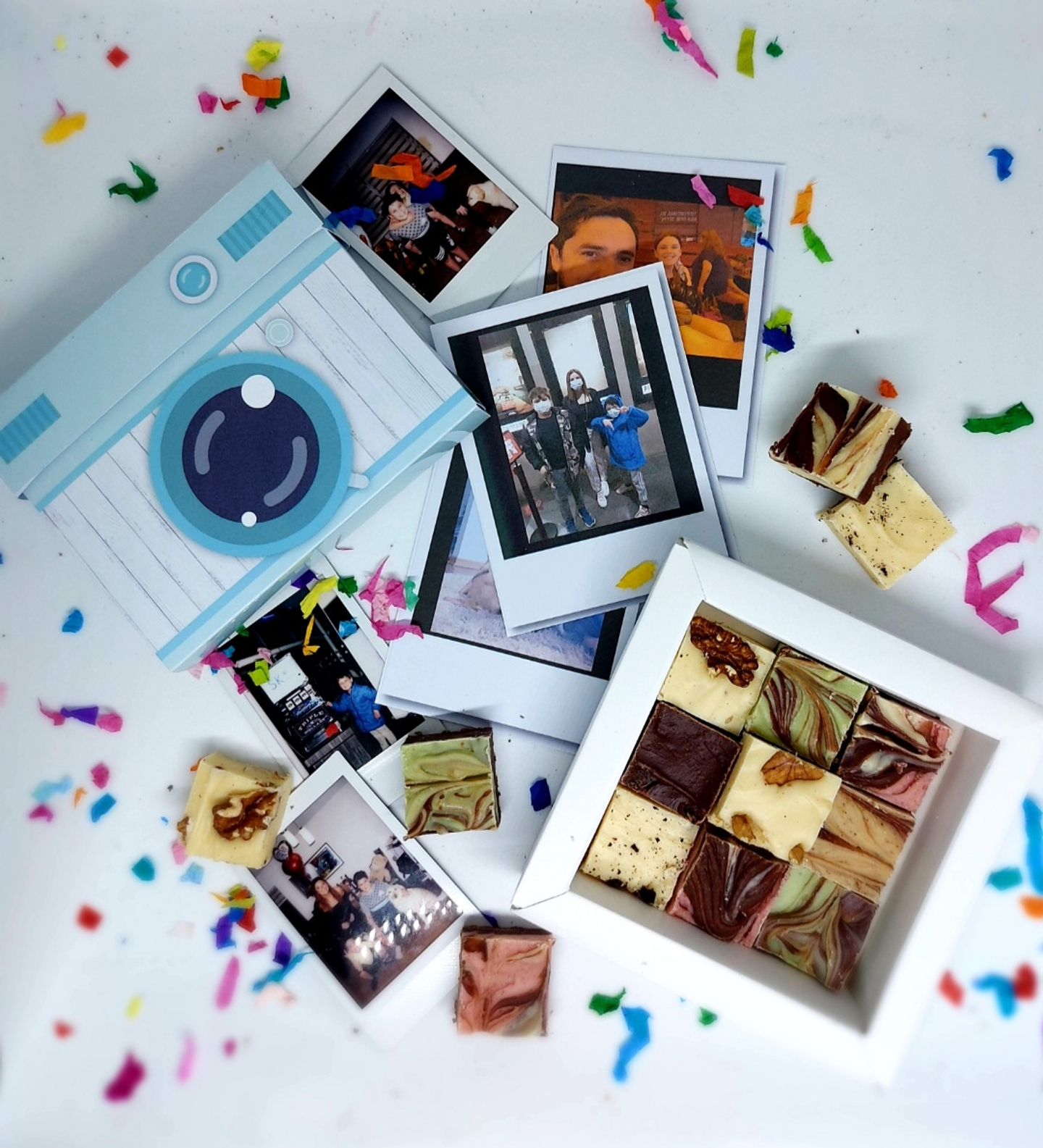 PACK Caja Chocolates + Cámara de fotos 1