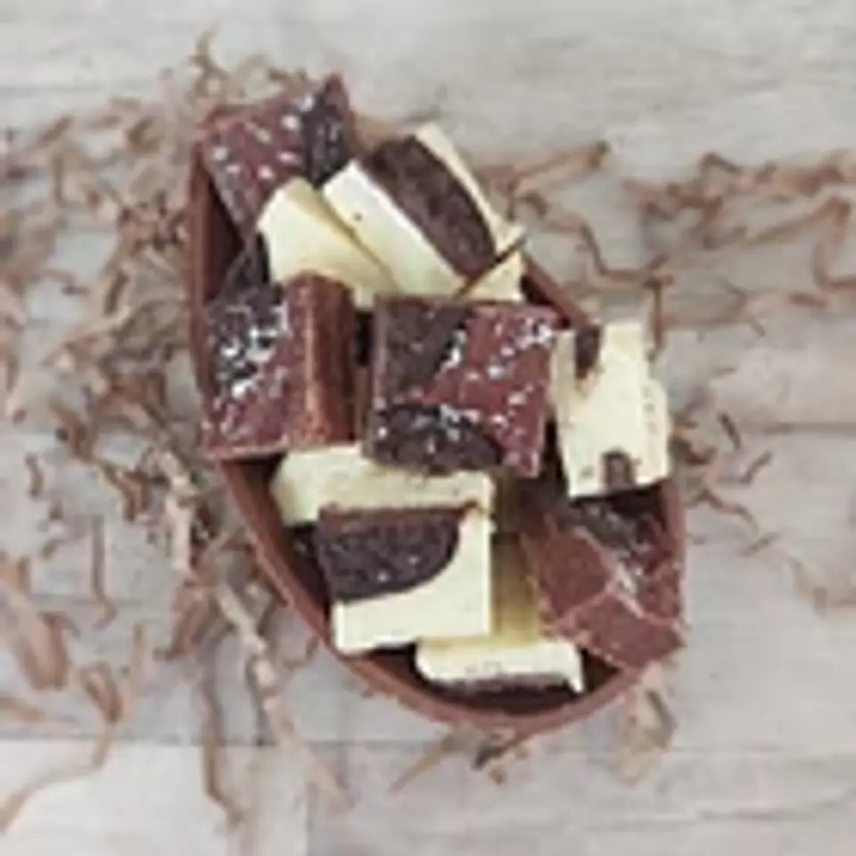 Medio huevo relleno de chocolates oreo 1