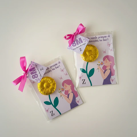 Tarjeta día de la mujer con flor de chocolate