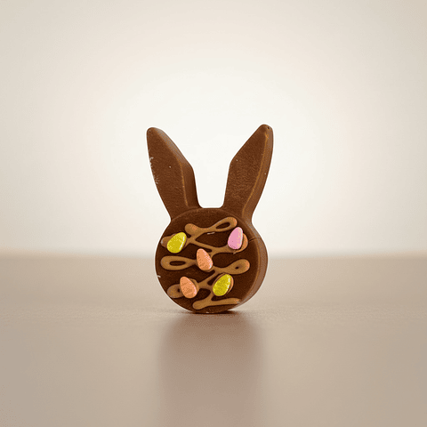 Alfajor conejo de chocolate de leche, oreo y manjar.