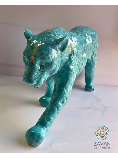 Jaguar turquesa con toques de oro