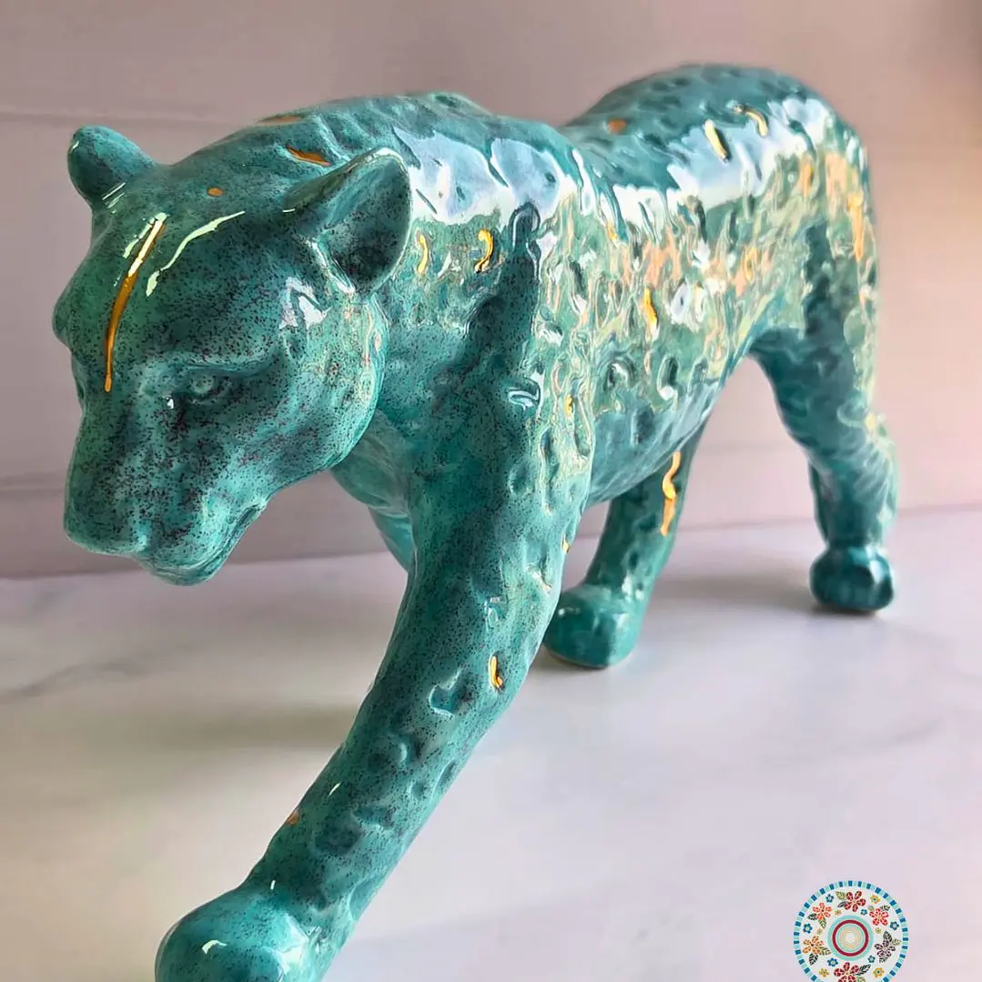 Jaguar turquesa con toques de oro 2
