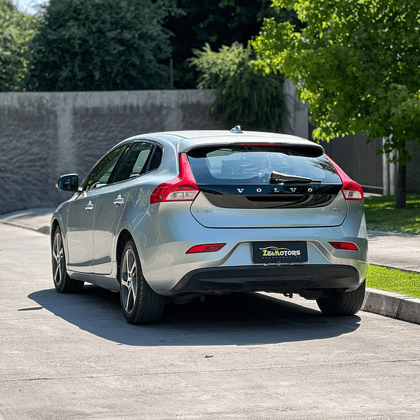 VOLVO V40 2.0 MT 2018 4