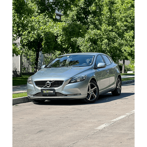 VOLVO V40 2.0 MT 2018