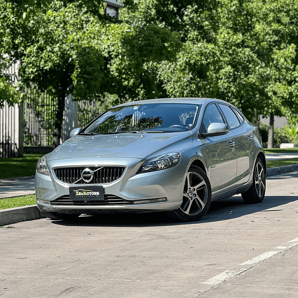 VOLVO V40 2.0 MT 2018 1