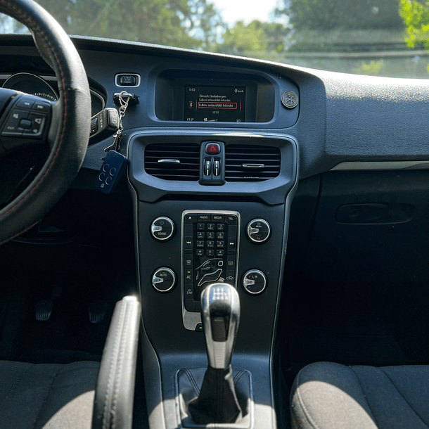 VOLVO V40 2.0 MT 2018 8