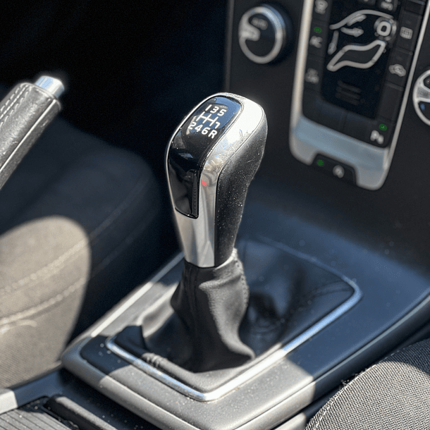 VOLVO V40 2.0 MT 2018 10