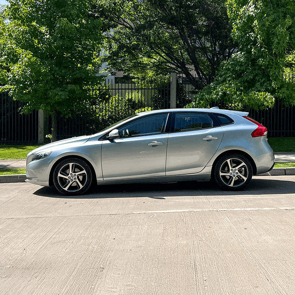 VOLVO V40 2.0 MT 2018 2